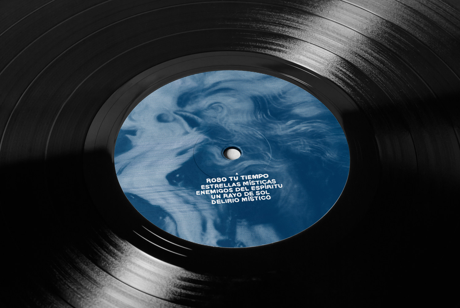 Triangulo de Amor Bizarro vinyl design by Diego Delgado